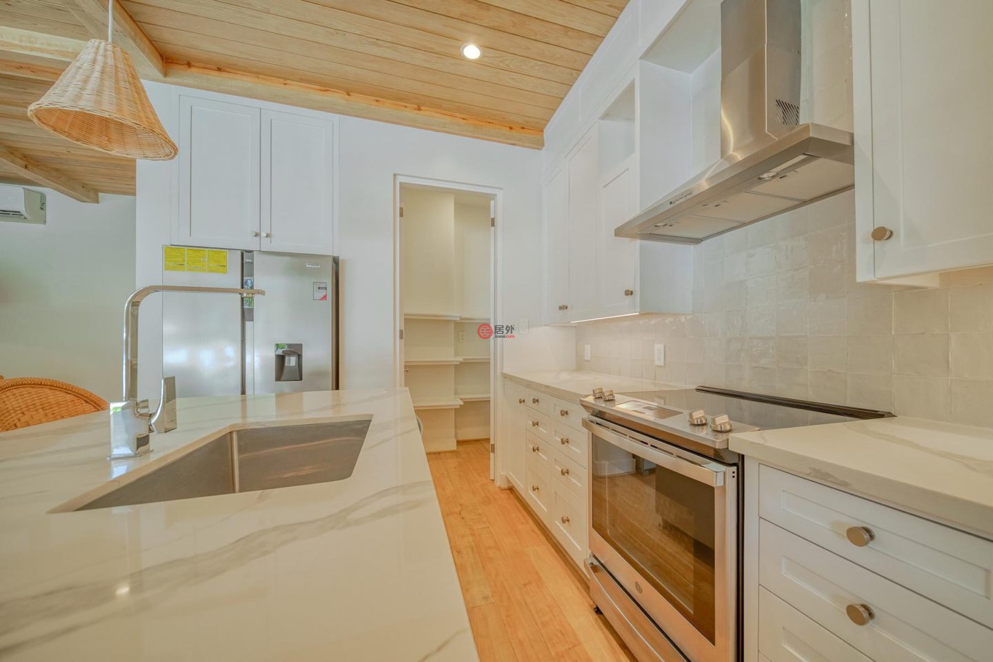 洪都拉斯海湾群岛Roatán的公寓，Oceanfront Condominium D9 Watercolors Resort 3rd Floor Building D，编号76872740