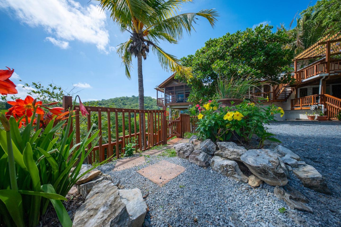 洪都拉斯海湾群岛Roatán的独栋别墅，Island-Style Hillside Haven with Panoramic North Shore Views，编号78473193