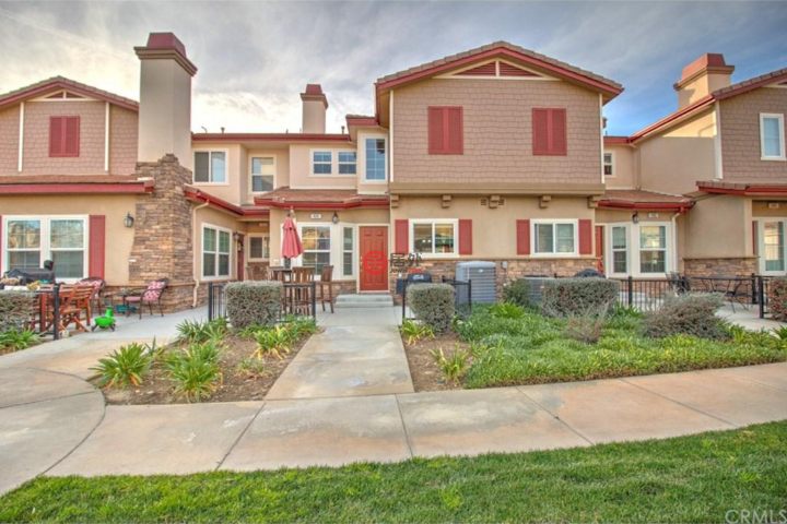 美国雷德兰兹2卧3卫的联排别墅