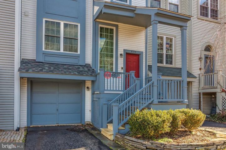 美国洛顿3卧4卫的联排别墅